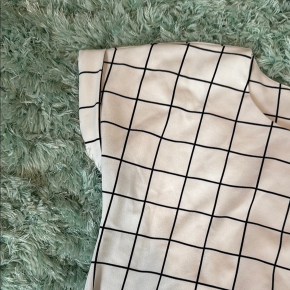 White Grid Pattern Top - Picture 2 of 7